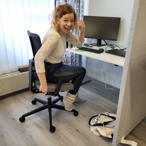 Kaie Hakonen oli jo odottanut Tehtaan aukeamista ja halusi heti tulla kokeilemaan.