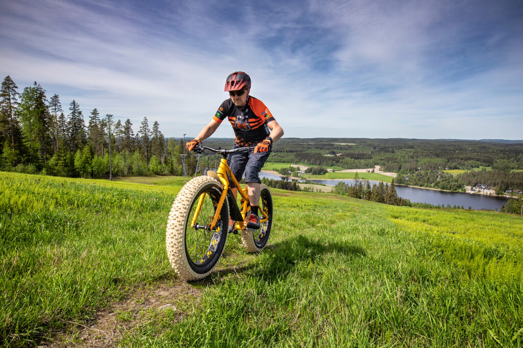 Fatbike-pyöräilijä Himoksella