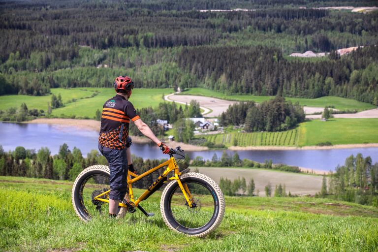 Fatbike-pyöräilijä Himoksen rinteillä
