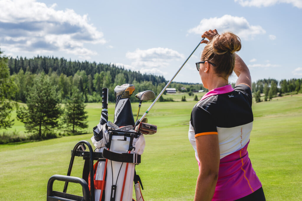 Nainen golffaamassa Himoksen golfkentällä