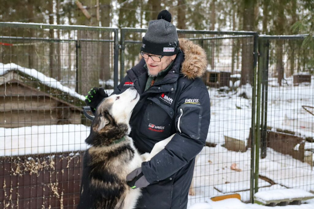 Timo Niinimäki ja huski-koira