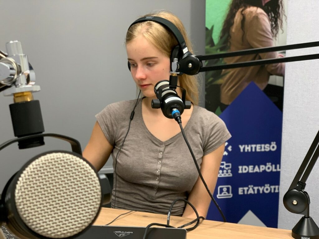 Milka Koskinen äänittämässä podcastia