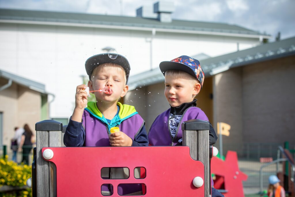 Lapsia Jokivarren päiväkodin pihassa