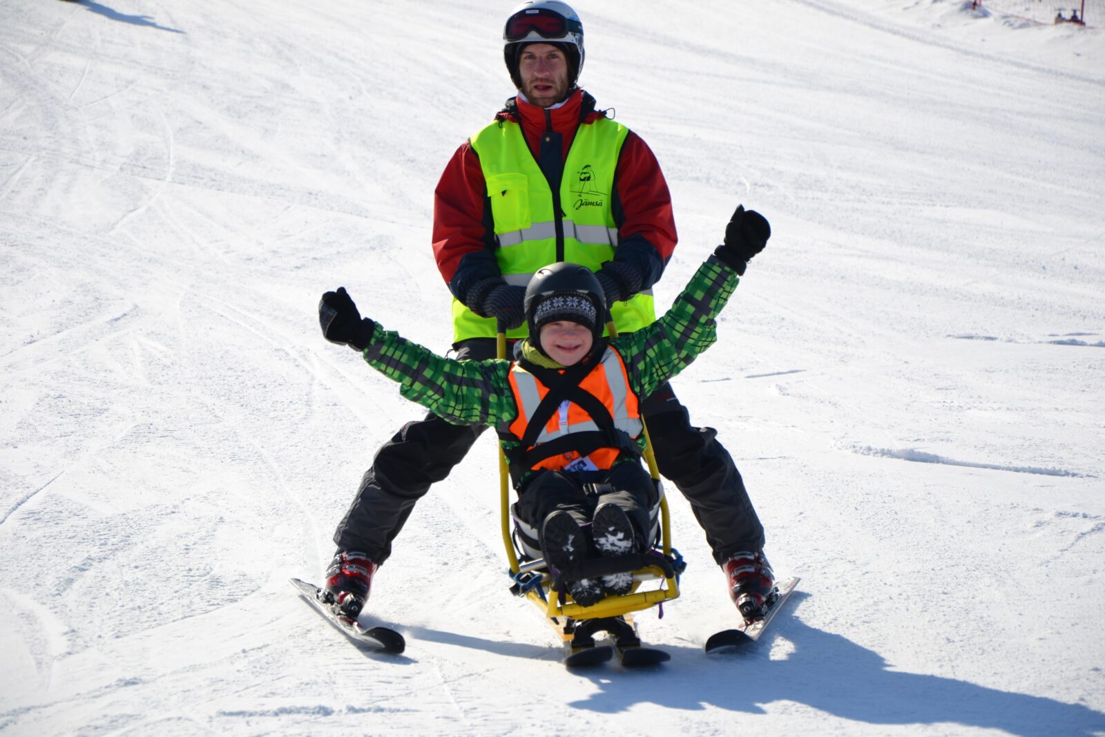 Erityisliikkuja laskee mäkeä.