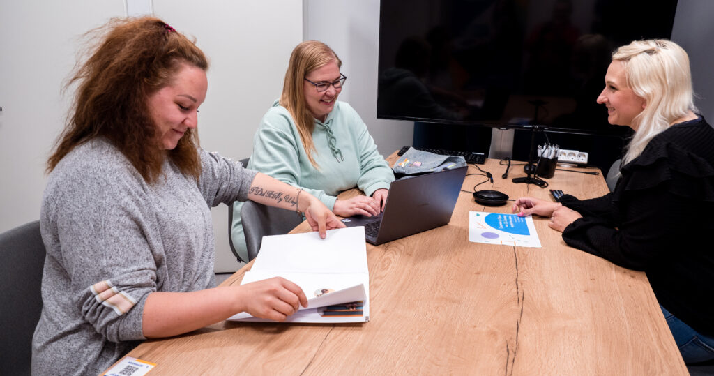 Reetta Mäkiaho, Anna-Kaisa Alanko ja Hanne al-naseri Jämsä Tehtaalla