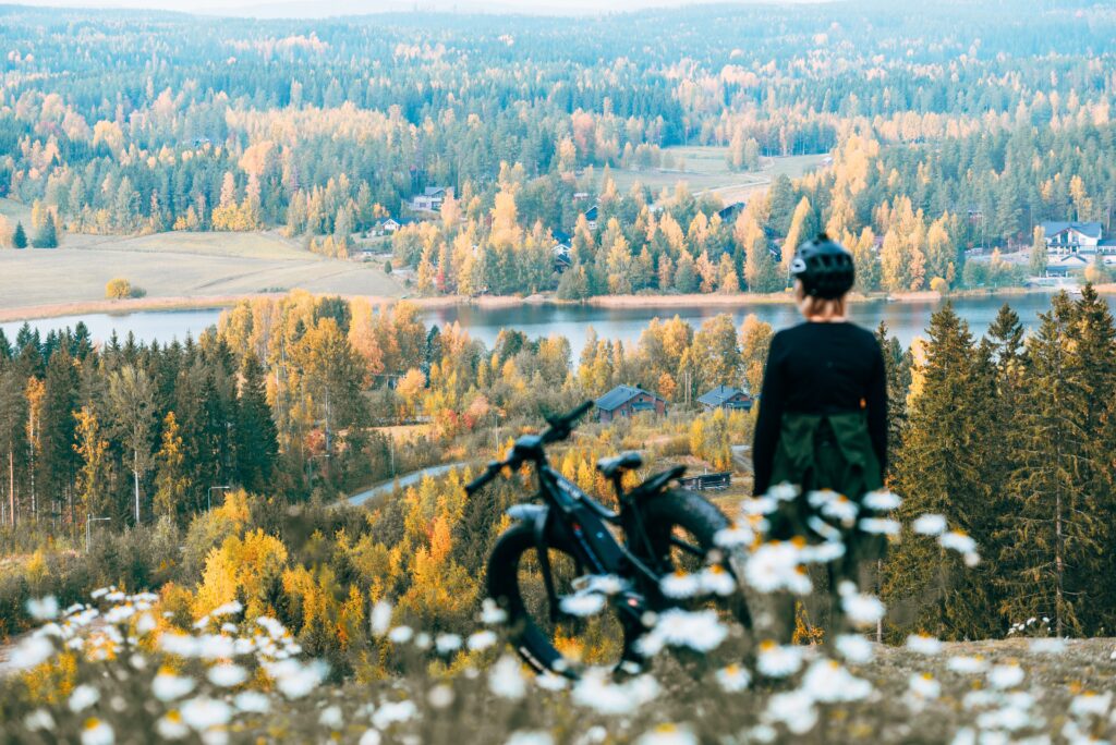 pyöräilijä katsomassa maisemaa.
