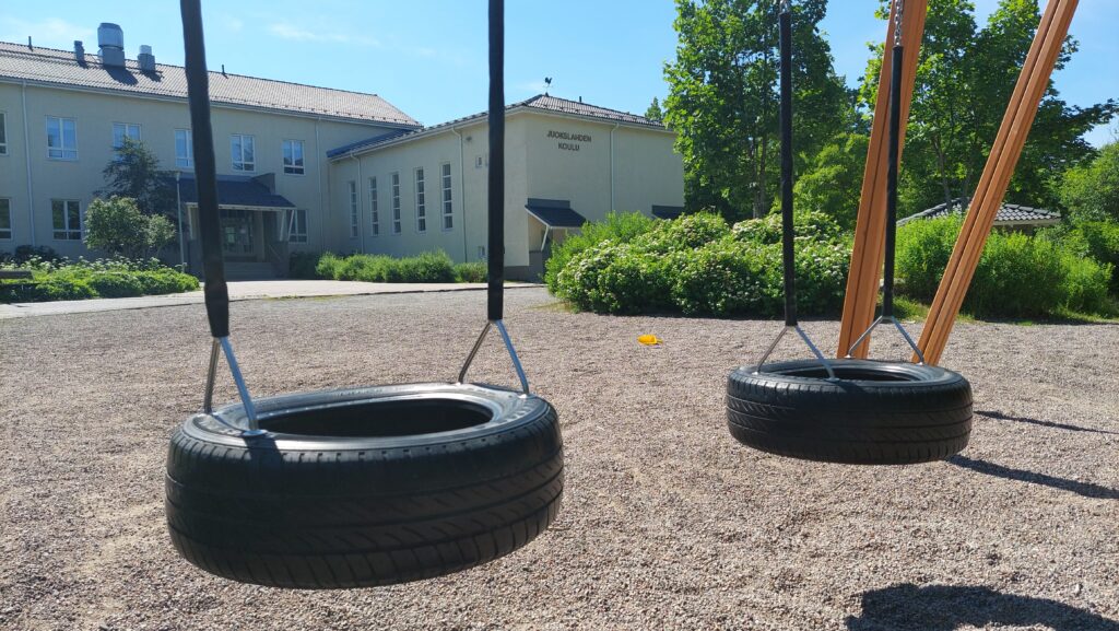 Juokslahden koulun piha
