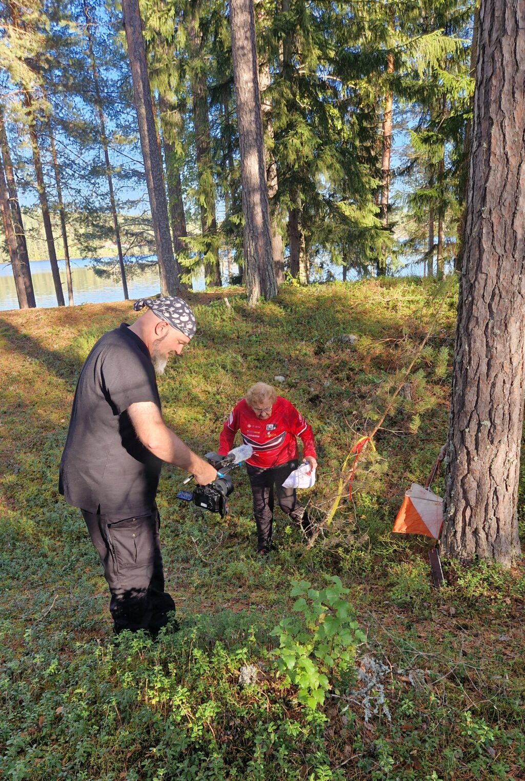 Videokuvaaja seuraamassa Sole Niemisen suunnistusta.