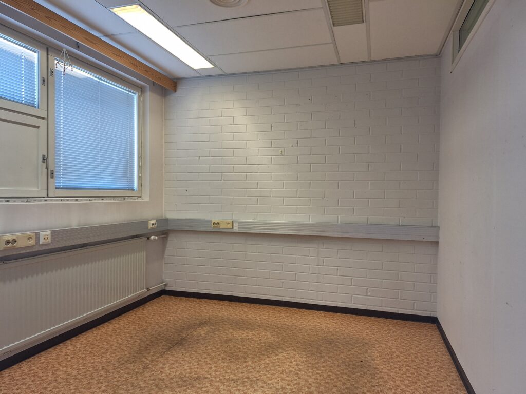 Tyhjä huone, valkoiset seinät, liiketilaa.