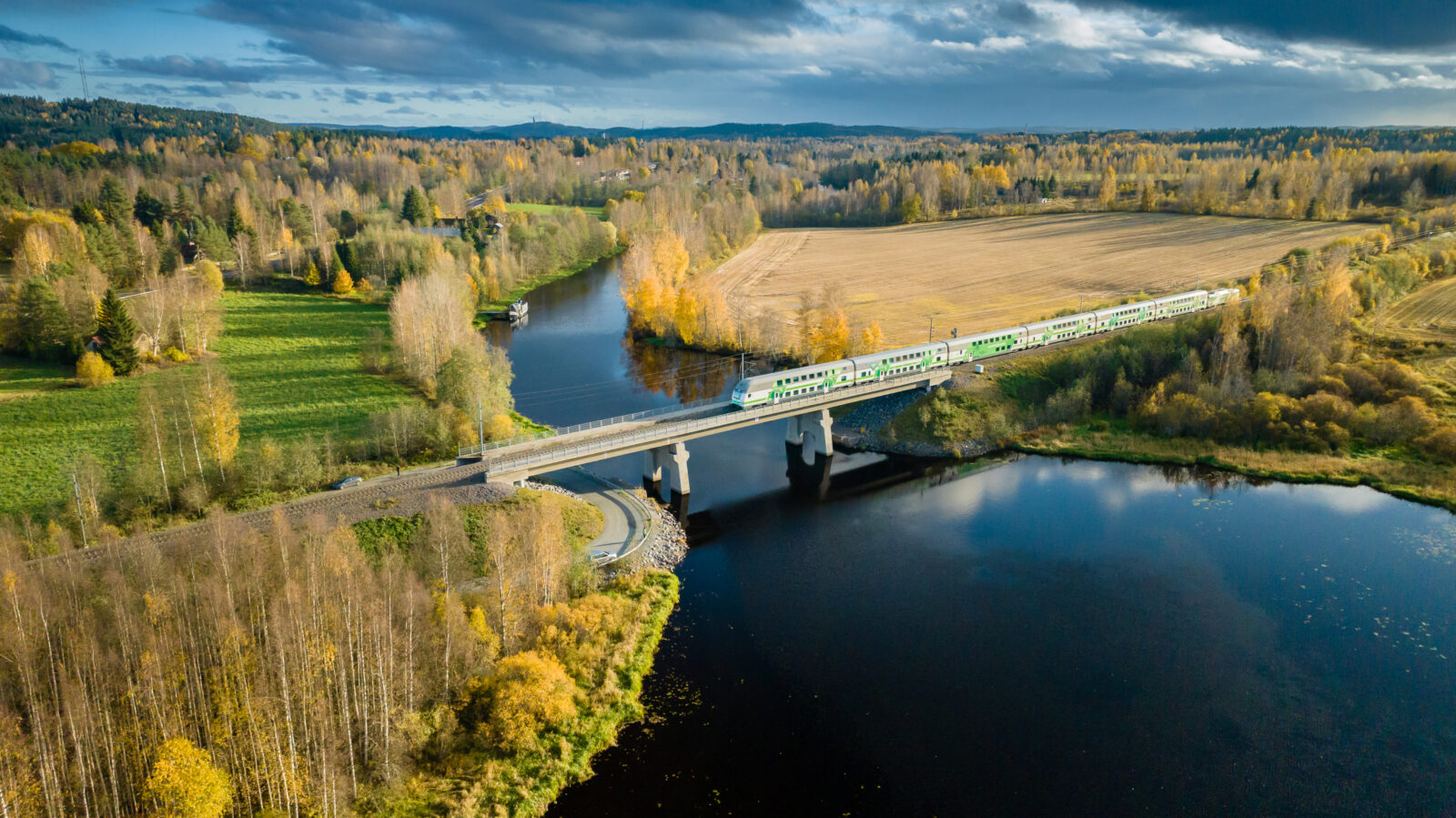 juna menossa sillan yli