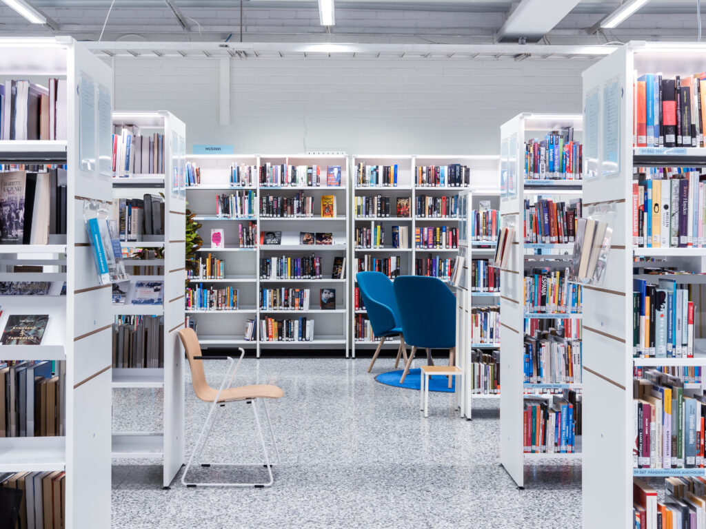 Jämsän pääkirjaston sisätiloja.