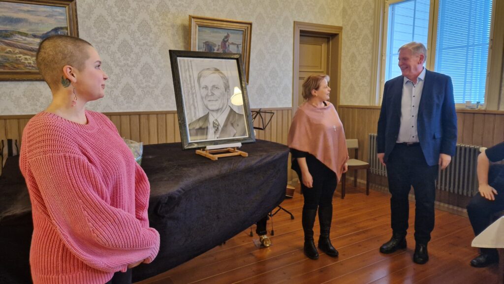 Juha Damskäggin muotokuvan paljastus.