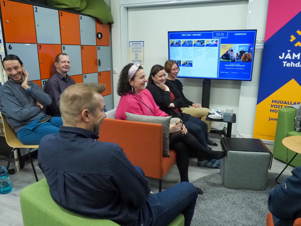 Ihmisiä sohvaryhmillä, Jämsä Tehdas -etätyötilassa.