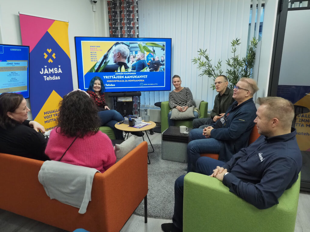 Ihmisiä istumassa sohvilla Jämsä Tehtaalla, Yrittäjien aamukahvit -tapahtuma marraskuussa 2025.
