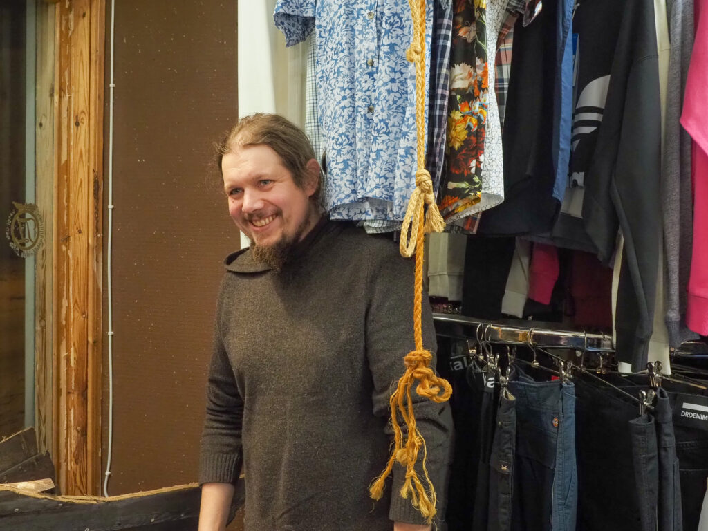 Kokkapuun yrittäjä Toni Saha farkkuliike Vehkalassa.