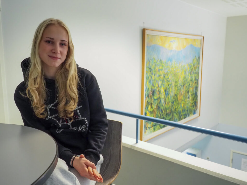 Nuori nainen istuu pöydän äärellä Jämsän lukiolla.