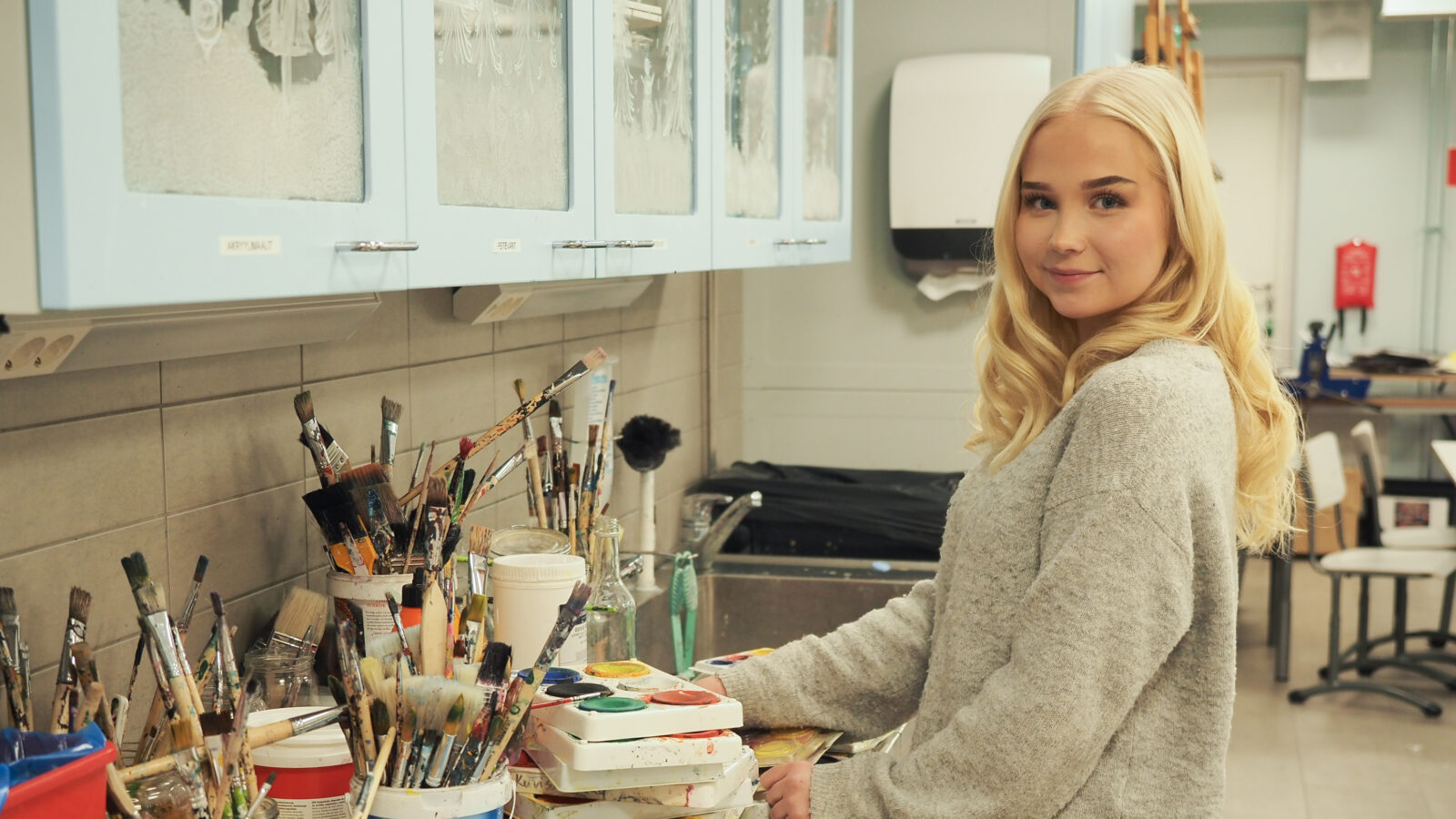 Nuori nainen Jämsän lukion kuvataideluokassa.