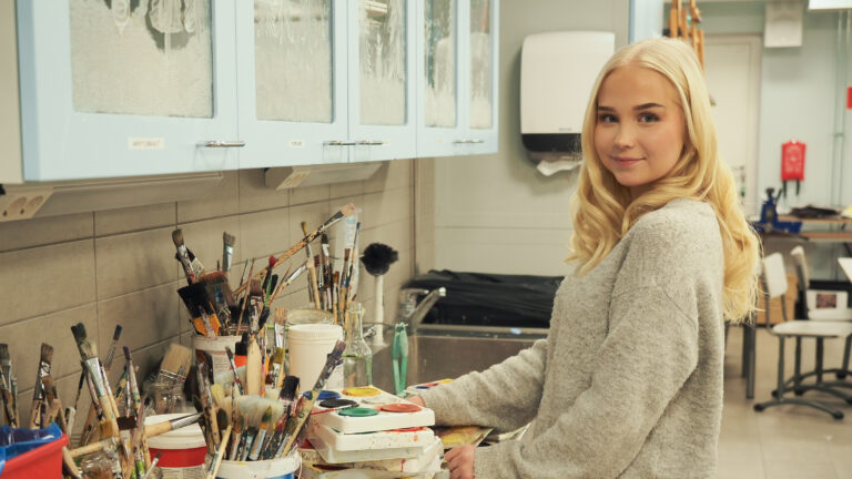 Nuori nainen Jämsän lukion kuvataideluokassa.