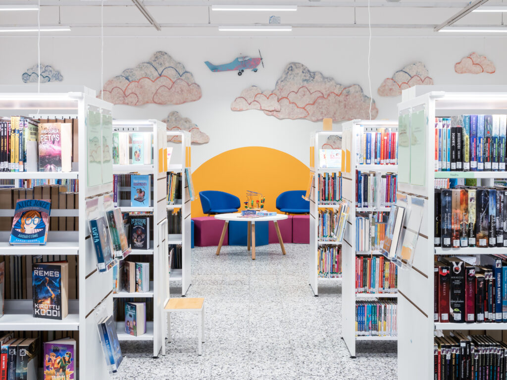 Raitin sisätiloja kirjahyllyineen.