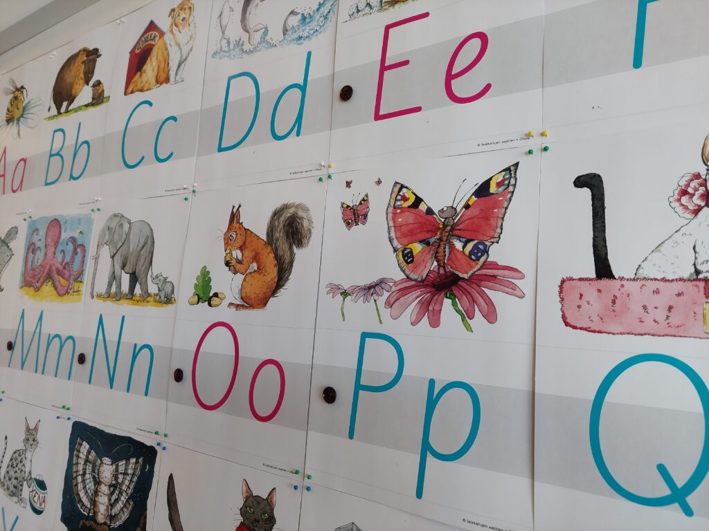 Aakkosia koululuokan seinällä, kuvituskuva.