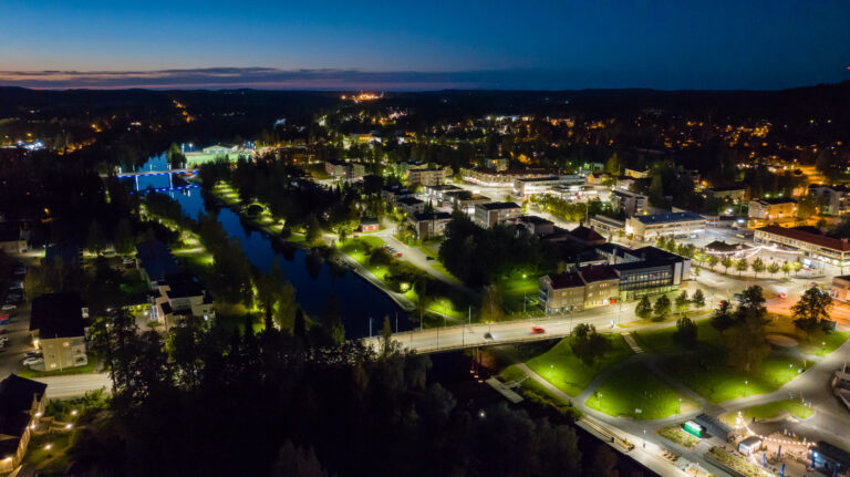 Jämsän keskustaa kuvattuna korkealta ilmasta.