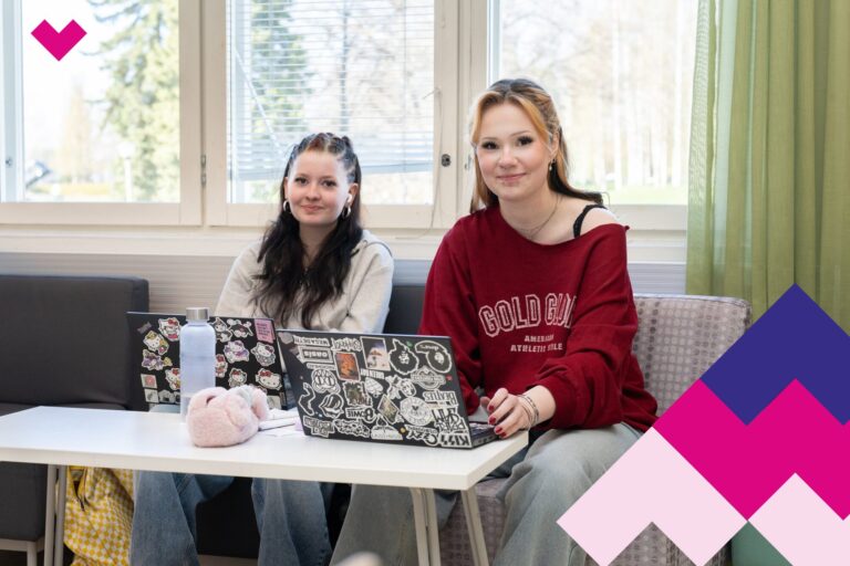 Kaksi Jämsän lukion opiskelijaa lukion sohvalla läppäreiden kanssa.