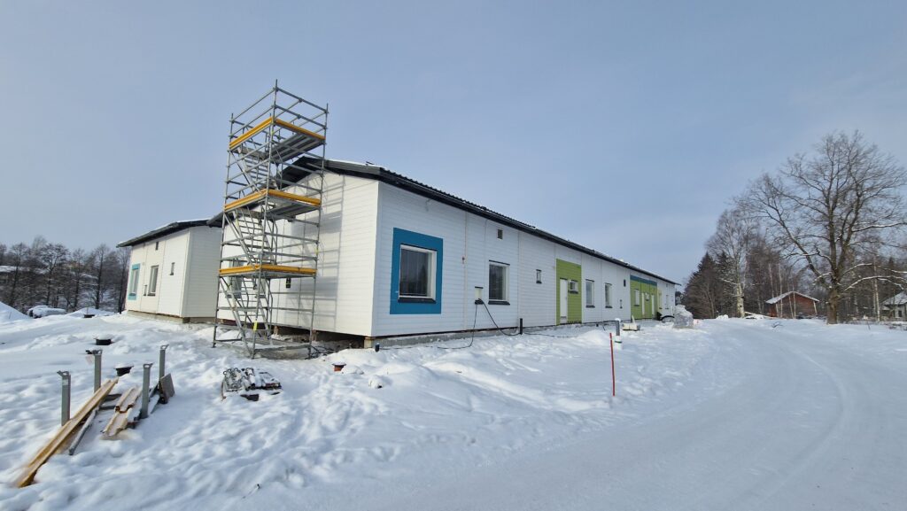 Päiväkodin rakennustyömaa ulkoa kuvattuna.