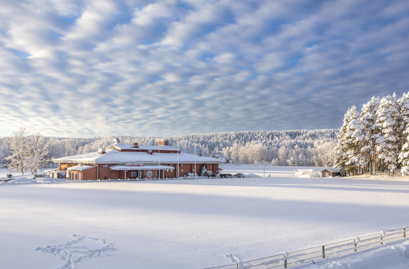 Uimahalli Koskikara ulkoapäin talvella