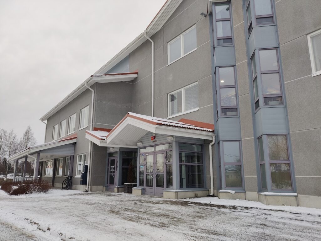 Rakennus ulkoapäin.