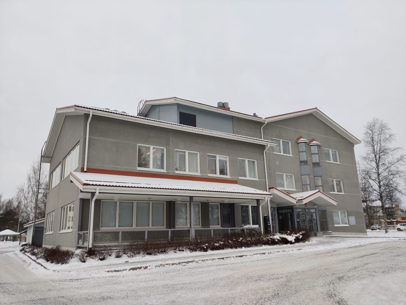 Rakennus ulkoapäin, talvi.