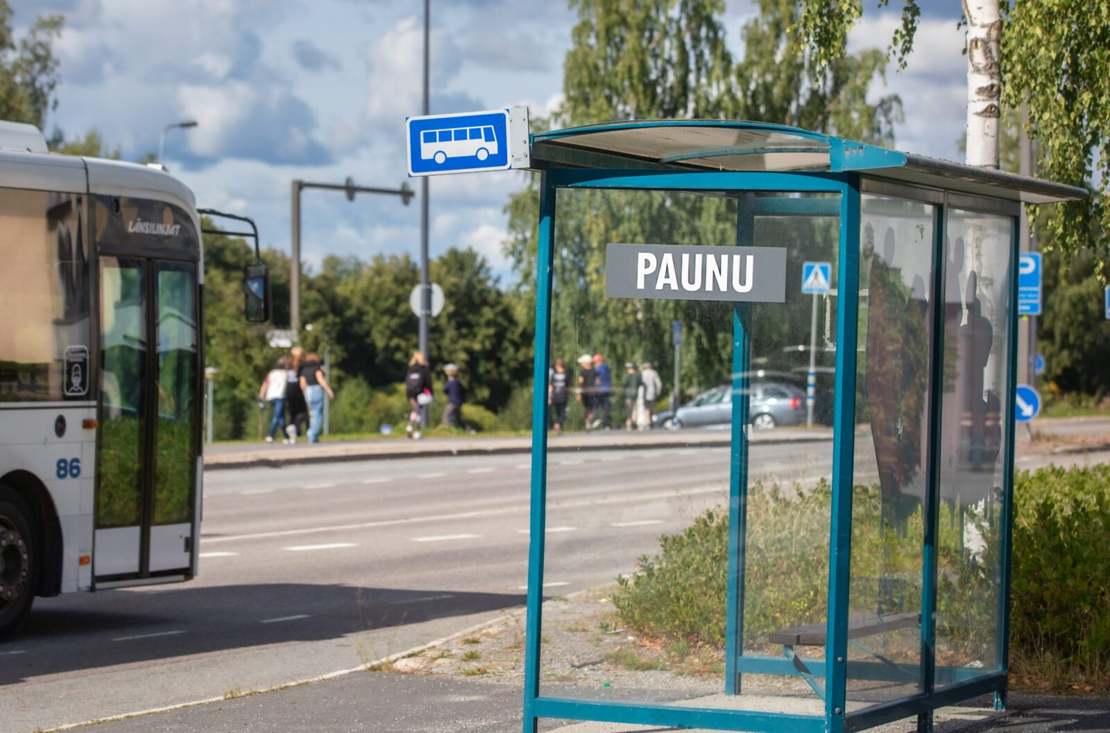 linja-autopysäkki ja linja-auto.