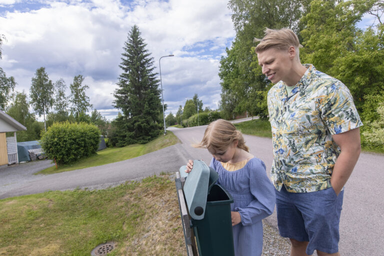 Isä ja lapsi postilaatikolla Jämsässä