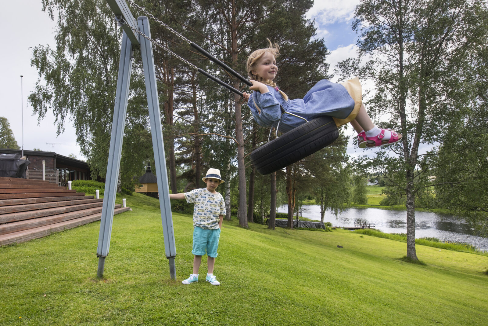 Lapset keinumassa talon pihassa Jämsässä