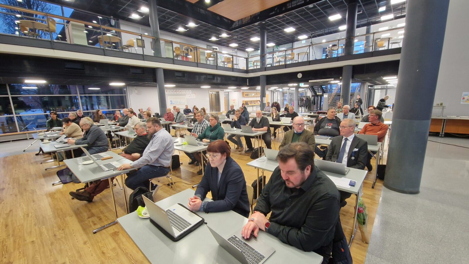 ryhmäkuva kaupunginvaltuustonkokouksesta.