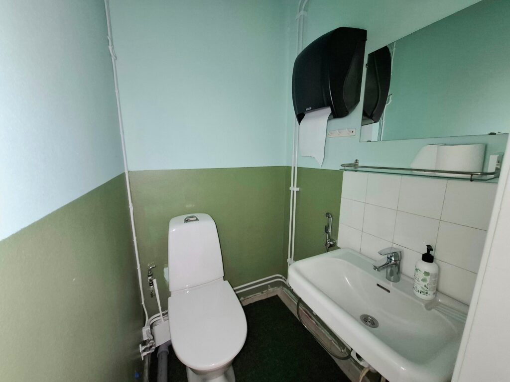 Liikehuoneiston vessa.