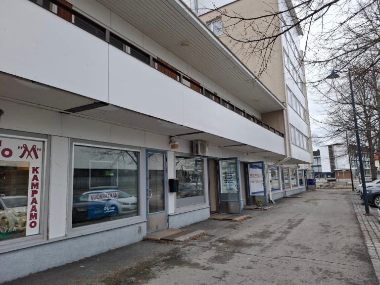 Liikehuoneisto ulkoapäin, ikkunoita ja seinää.