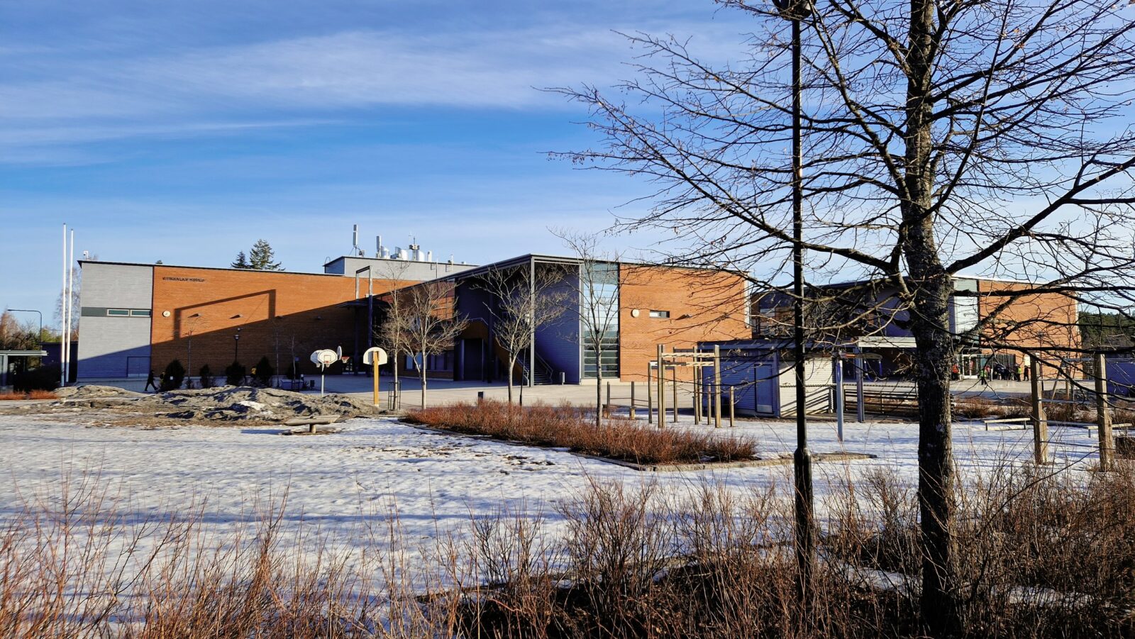 Jämsänjoen yhtenäiskoulun Vitikkalan yksikkö ulkoa kevättalvella.