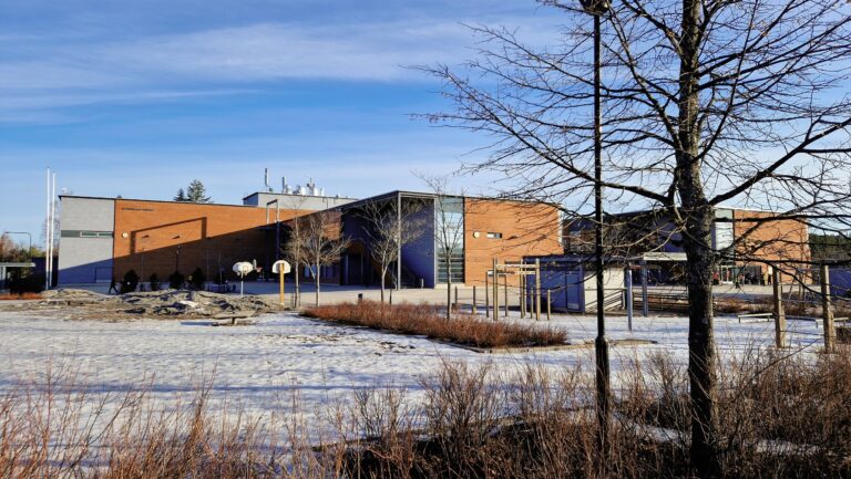 Jämsänjoen yhtenäiskoulun Vitikkalan yksikkö ulkoa kevättalvella.