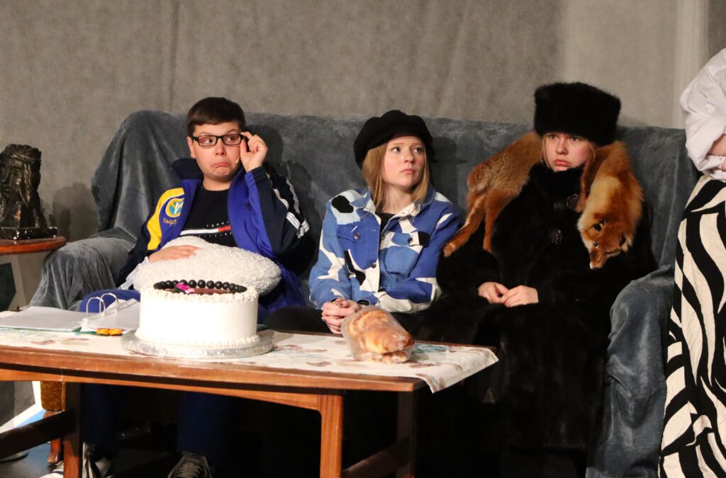 Näyttelijöitä Älä tule hyvä tyttö -musikaalin harjoituksissa.