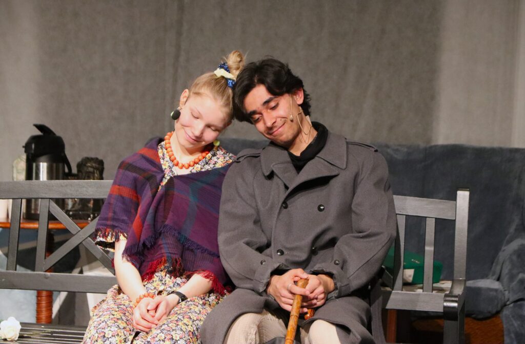 Näyttelijöitä musikaalista Älä tule hyvä tyttö.