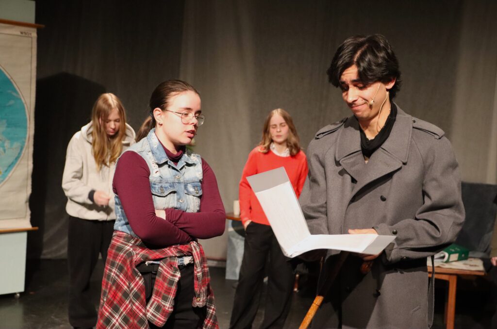 Näyttelijöitä Älä tule hyvä tyttö -musikaalin harjoituksissa.