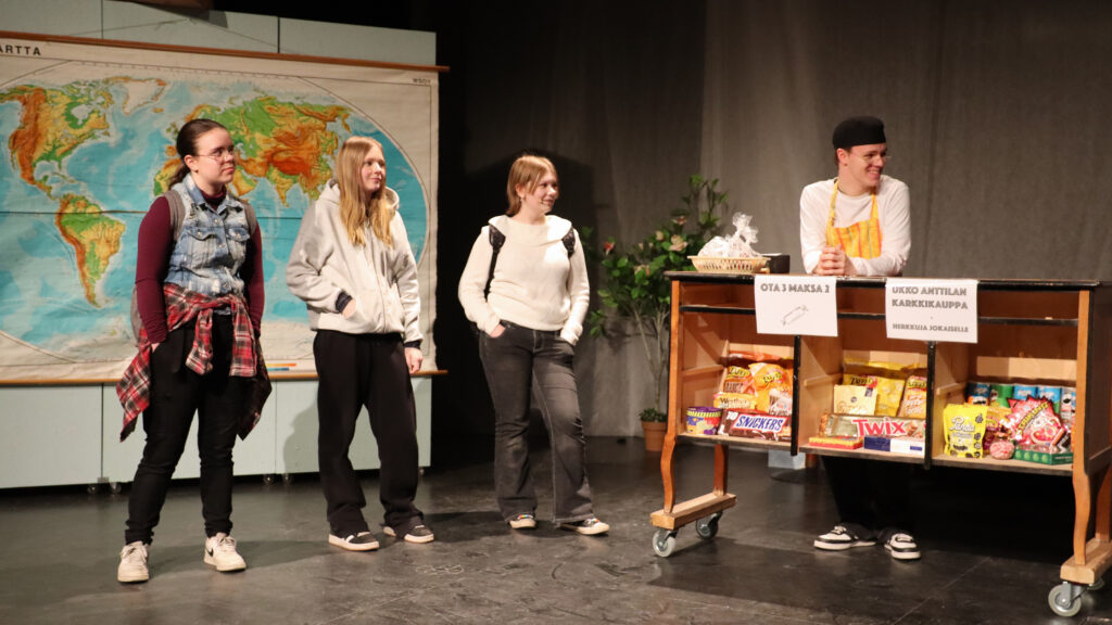 Näyttelijöitä Älä tule hyvä tyttö -musikaalin harjoituksissa.