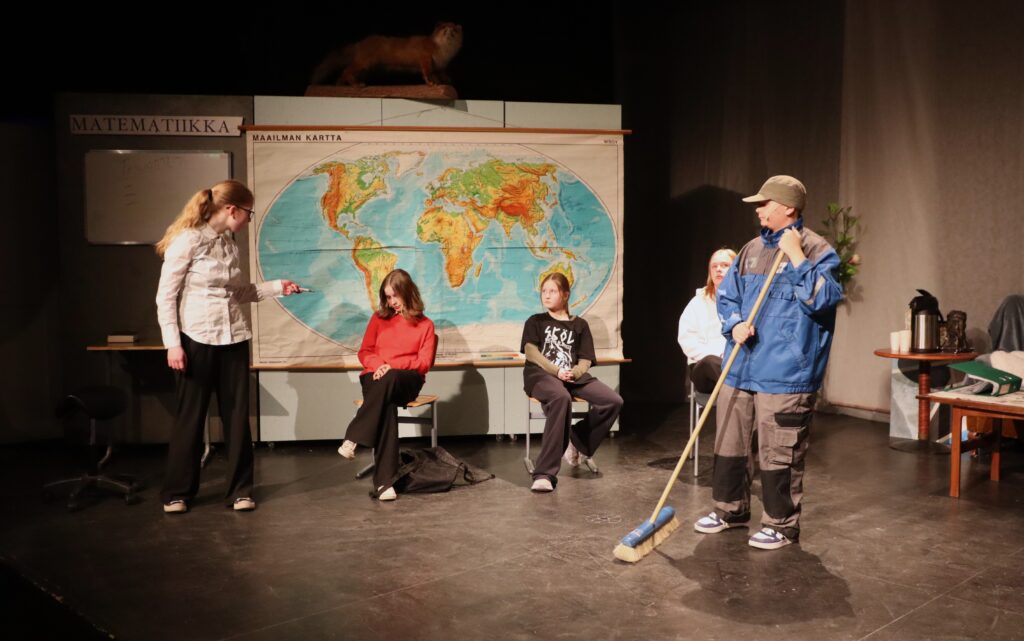 Näyttelijöitä Älä tule hyvä tyttö -musikaalin harjoituksissa.