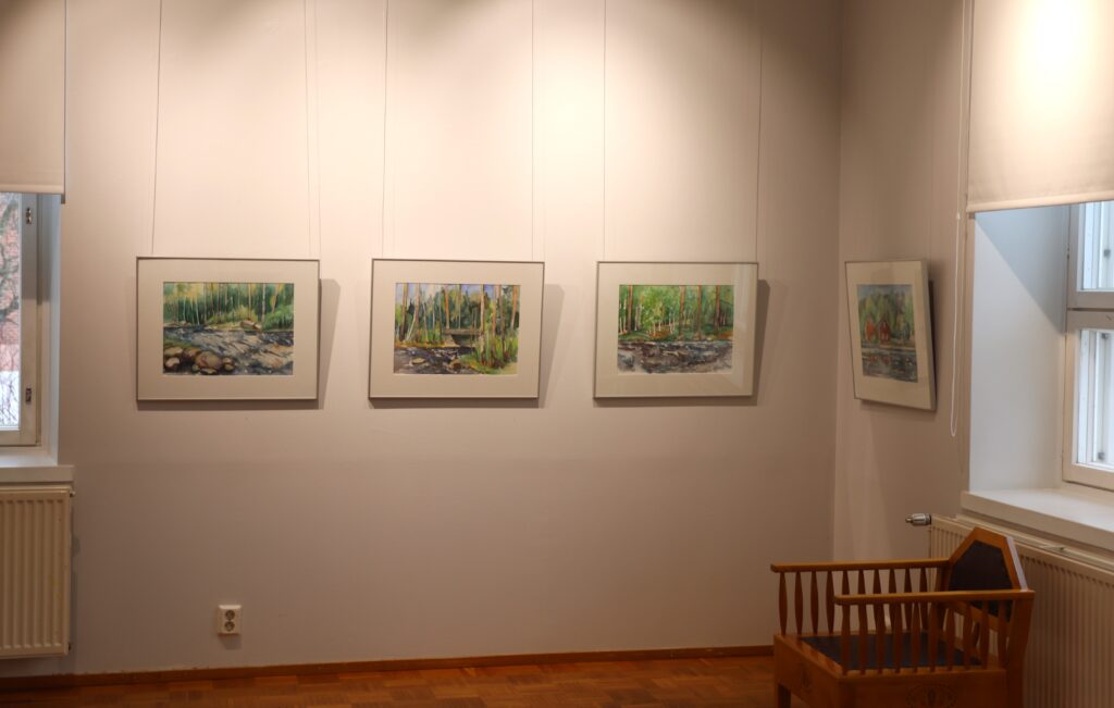 Ulla Tulosen taidetta Galleria Kivipankissa, neljä taulua seinällä.