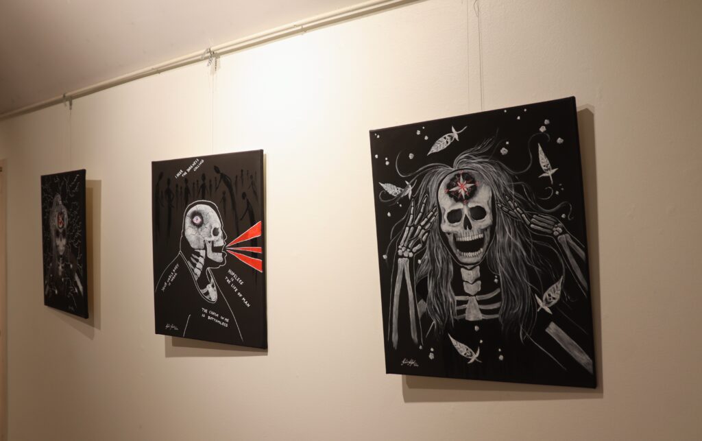 Kolme tummanpuhuvaa taideteosta Galleria Kivipankin näyttelyssä.