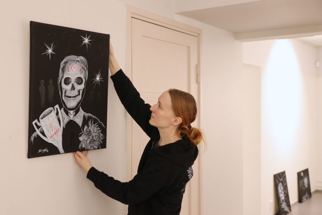 Taulua ripustamassa Galleria Kivipankin yläkertaan.