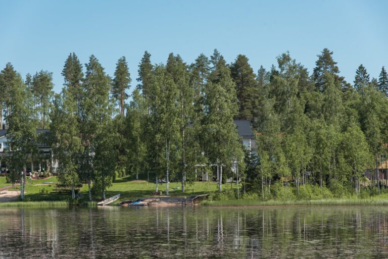 Omakotitalo järven rannalla Jämässsä, laituri ja veneitä