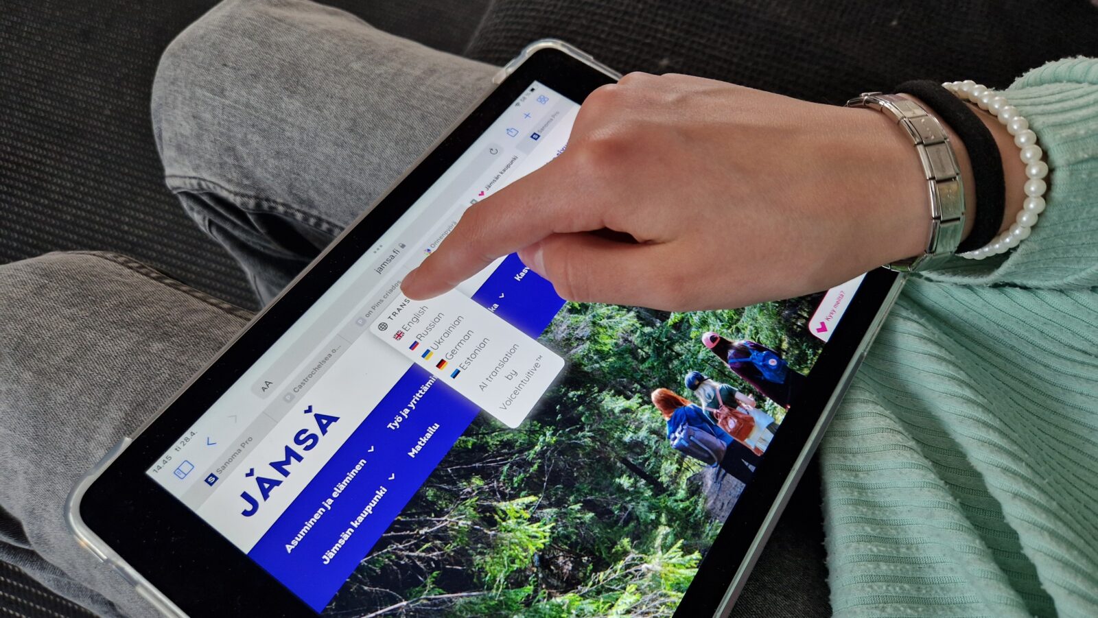 Tabletti-tietokoneen näytöllä kaupungin verkkosivujen uusi palvelu.