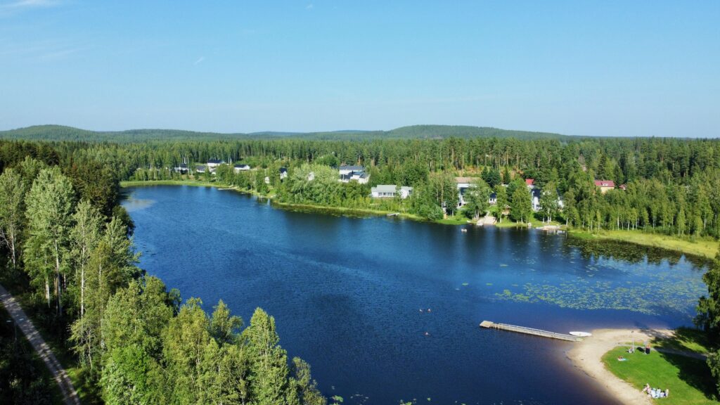 Särkijärven ilmakuva, missä näkyy järvi ja laituri sekä asuinaluetta.