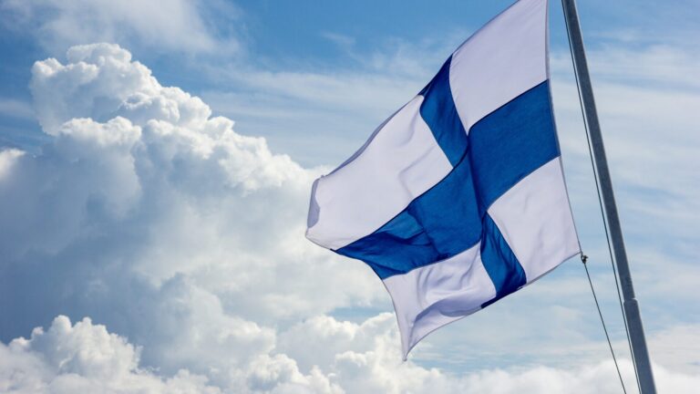 Suomen lippu heiluu salossa.